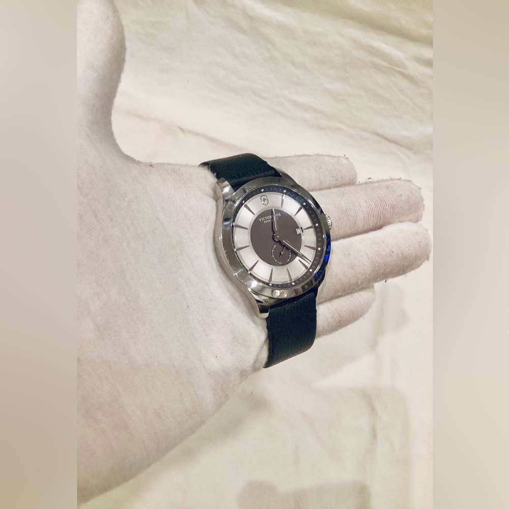 VICTORINOX Alliance 241765 Silver Quartz Stainless New Battery 44mm Men's Watch - Picture 8 of 16